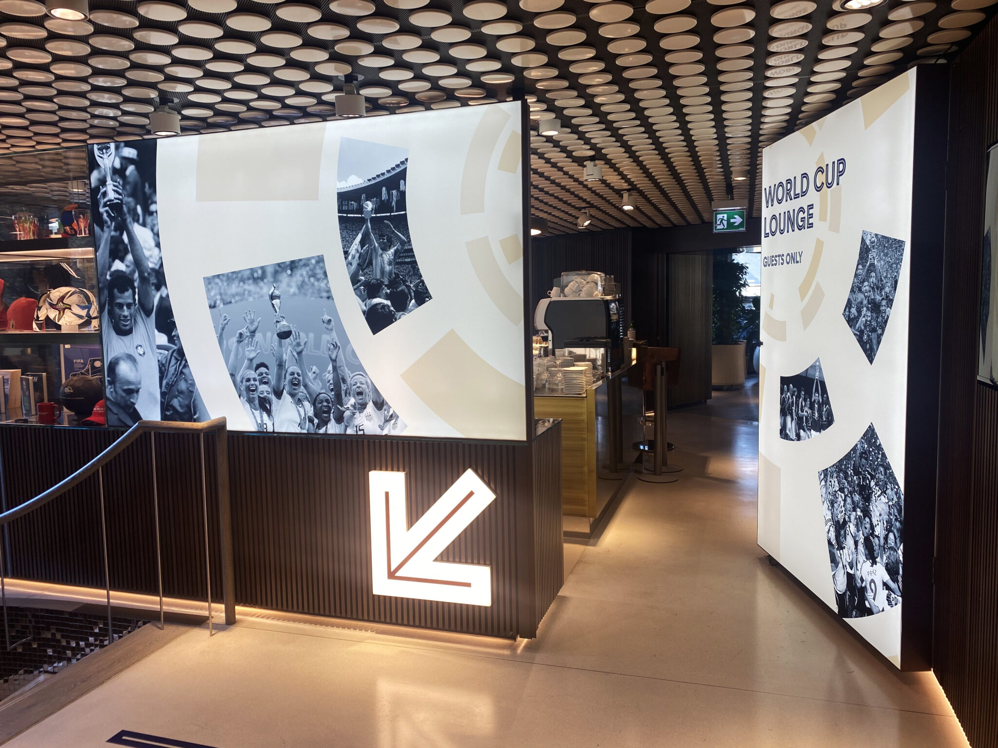 FIFA Museum Leuchtwand-Trenner
